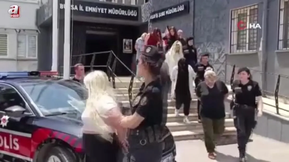 Bursa'da masaj salonunda müşterilere sosyal medya kontrolü