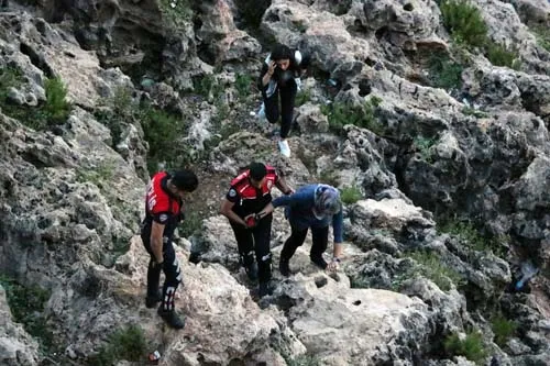 Polisler, intihar etmek isteyen liseli kızı son anda vazgeçirdi - 1