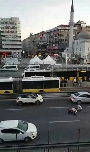 İstanbul'da E-5 karayolunda intihar girişimi! Köprüden atladı, araç çarptı - 1
