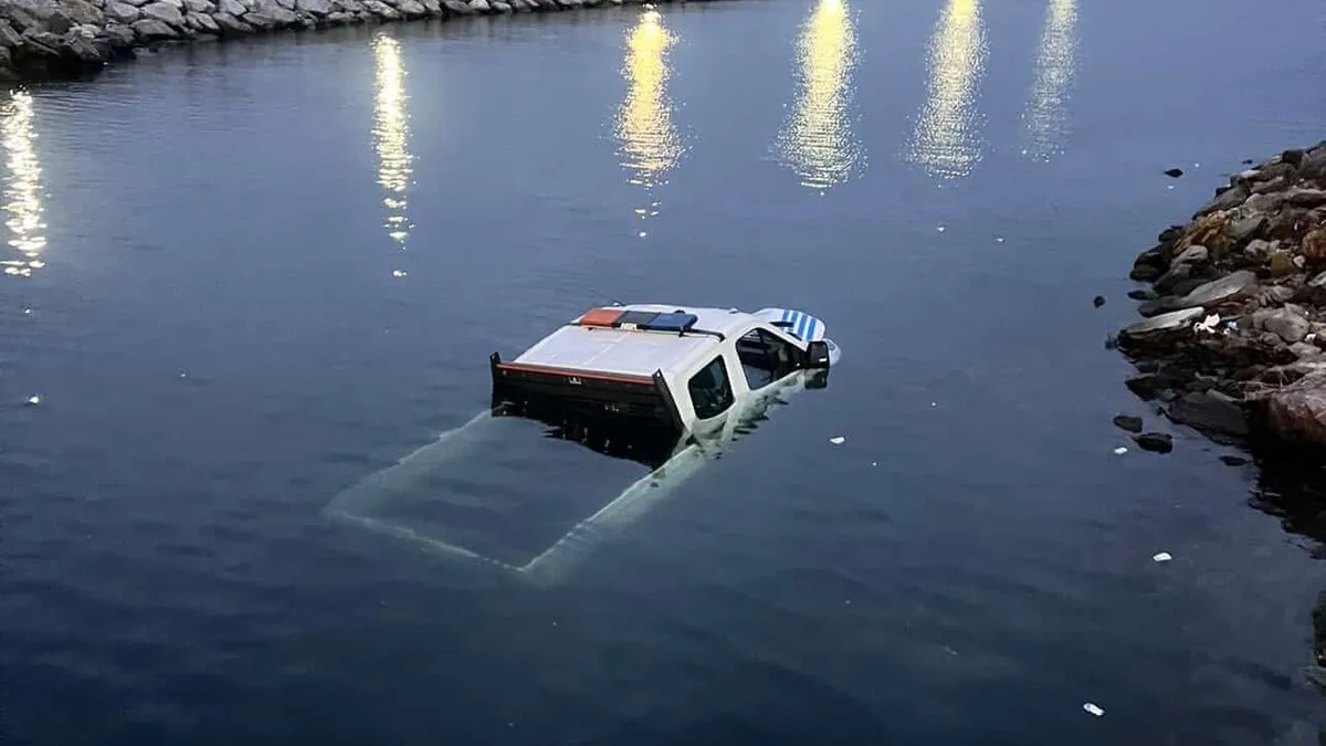 Bakırköy'de İBB'ye ait zabıta aracı denize uçtu: Sürücü kurtarıldı