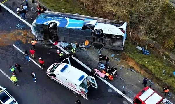 son-dakika-emniyet-genel-mudurlugu-kusurlu-olarak-olumlu-trafik-kazalarina-karisan-otobus-firmalarinin-isimler-1669796955357.jpg Son dakika: Emniyet Genel Müdürlüğü kusurlu olarak ölümlü trafik kazalarına karışan otobüs firmalarının isimlerini açıkladı - 2