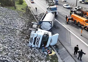 Esenyurt TEM Otoyolu’nda tanker devrildi