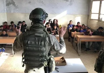 Mehmetçik Barış Pınarı bölgesinde çocukları tuzaktan korumak için eğitim veriyor