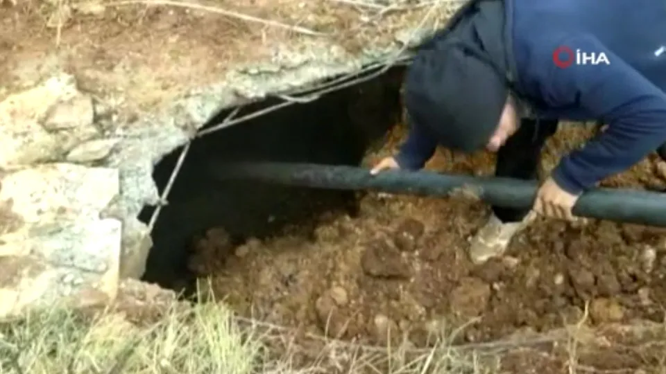 Kanalizasyon hattından gelen sesler harekete geçirdi! Ekipler içeriden çıkanı görünce dehşete düştü