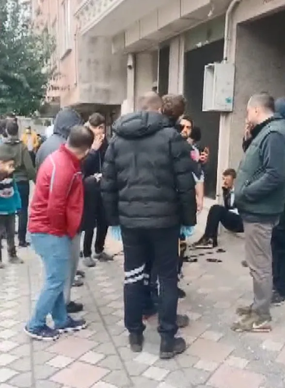 zeytinburnunda-sucustu-yakalanan-hirsizlara-meydan-dayagi-o-anlar-kamerada-1640074185310.jpg Zeytinburnu’nda suçüstü yakalanan hırsızlara meydan dayağı: O anlar kamerada - 3