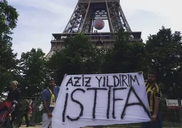 Eyfel'de Aziz Yıldırım istifa pankartı