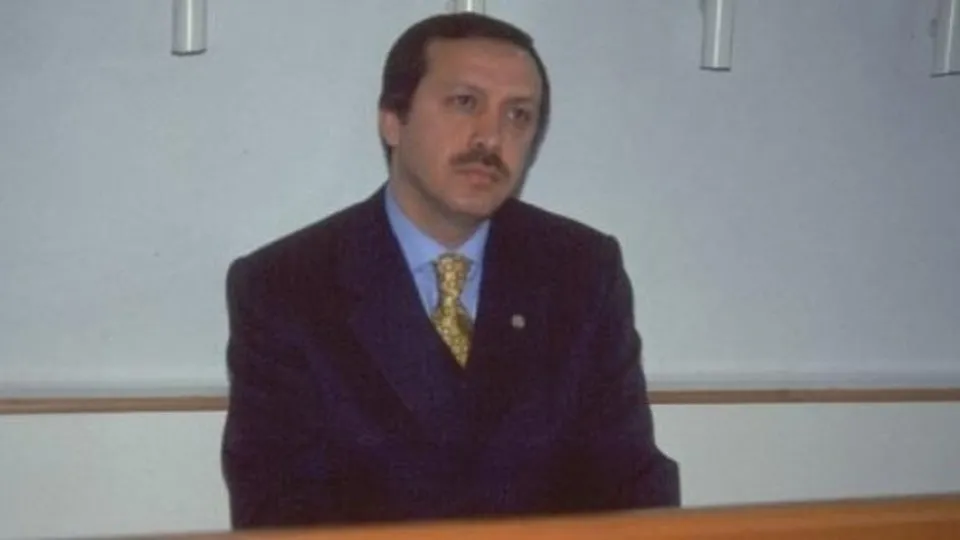Cezaevinden dünya liderliğine! Başkan Erdoğan’ı cezaevine gönderen şiir