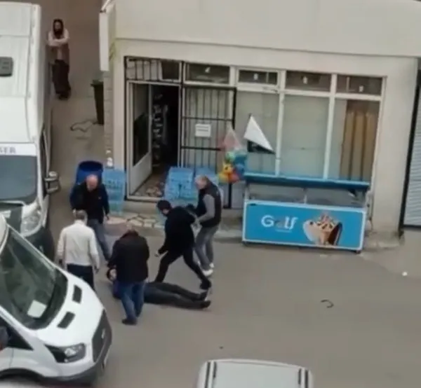 bursada-yol-verme-kavgasi-kanli-bitti-gozu-donen-vatandasin-kafa-atma-ani-kamerada-1649236944214.jpg Bursa’da yol verme kavgası kanlı bitti! Gözü dönen vatandaşın kafa atma anı kamerada - 3