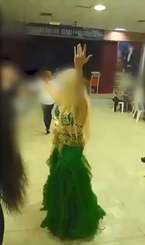 Son dakika: Bursa'da ilkokulda skandal görüntüler: Dansözlü kutlama! Müdür görevden uzaklaştırıldı - 2