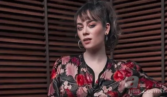 Bahar dizisinin başrolü Demet Evgar'a nazar değdi! Elinde bastonla katıldı! Ayağına ne oldu? 2