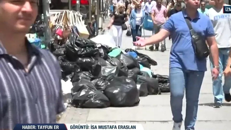İzmir’de çöp yığınları kaldırımlardan yollara taştı