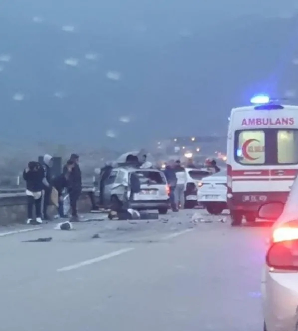 ankarada-zincirleme-kaza-10-arac-birbirine-girdi-1-olu-11-yarali-1681974782111.jpg