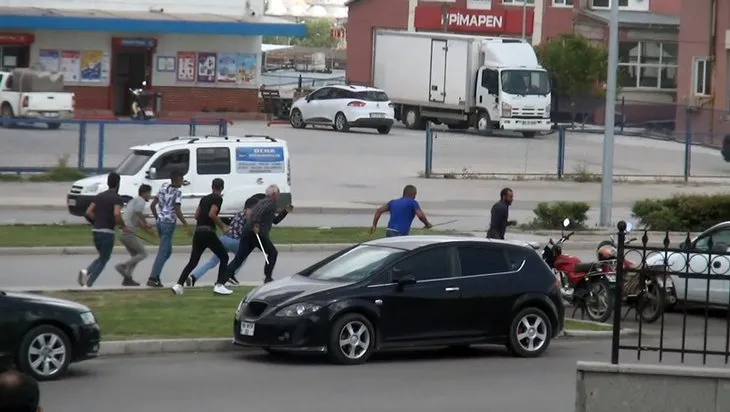 Karaman’da ışıklarda korna çaldığı otomobildeki 7 kişinin palalı ve bıçaklı saldırısına uğradı