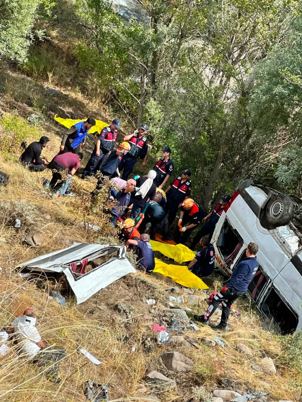 Sivas'ın Suşehri ilçesinde yolcu minibüsü şarampole devrildi: 4 kişi hayatını kaybetti, 4'ü ağır 10 yaralı - 3