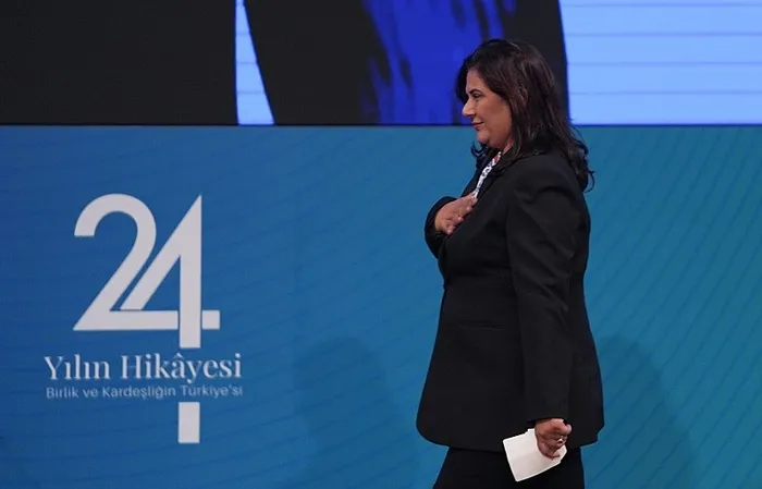 ozlem-cercioglu-chpdeki-imar-mafyasinin-foyasini-cikardi-ozgur-ozeli-belgelerle-patlatti-kusadasinda-6-milyarl-1755407177600.jpeg Çerçioğlu yaptığı konuşmada AK Parti'ye geçişinden duyduğu mutluluğu dile getirmişti (AA)