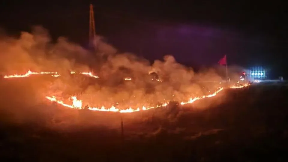 20 dönümlük otluk alan alev alev yandı!