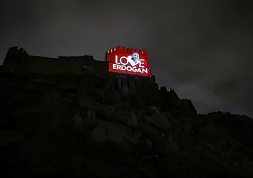 Ankara Kalesi’ne “Love Erdoğan” görseli