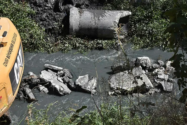 CHP'li Tunç Soyer yönetimindeki İzmir'de şok tablo | Gaziemir'de derenin rengi kirlilikten griye döndü - 1