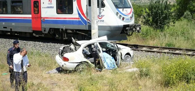 Manisa’da hemzemin geçit faciası! Tren otomobile çarptı: 1 ölü