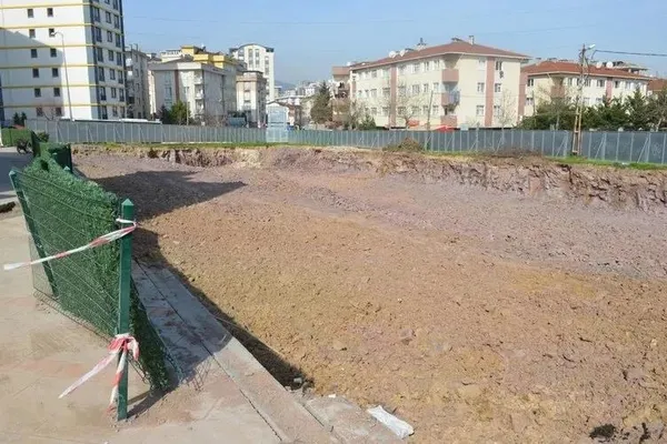 Pendik’te CHP klasiği! İmamoğlu sözde tören yaptı tek çivi çakılmadı