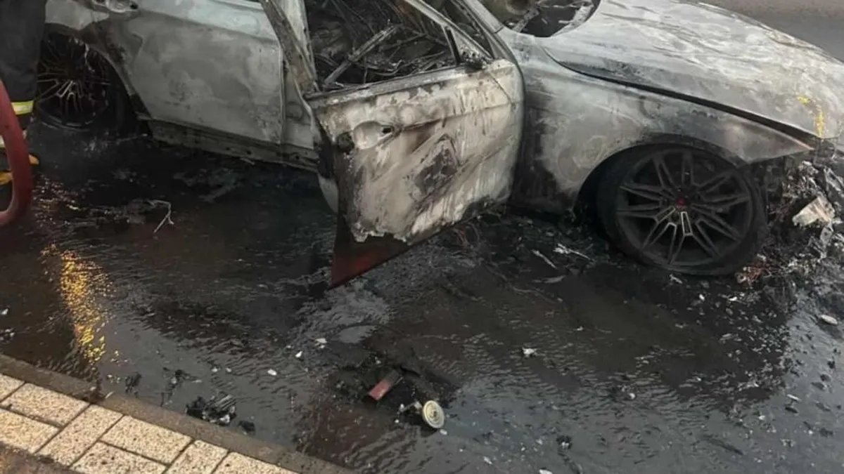 Diyarbakır'da alevlere teslim olan otomobil patladı