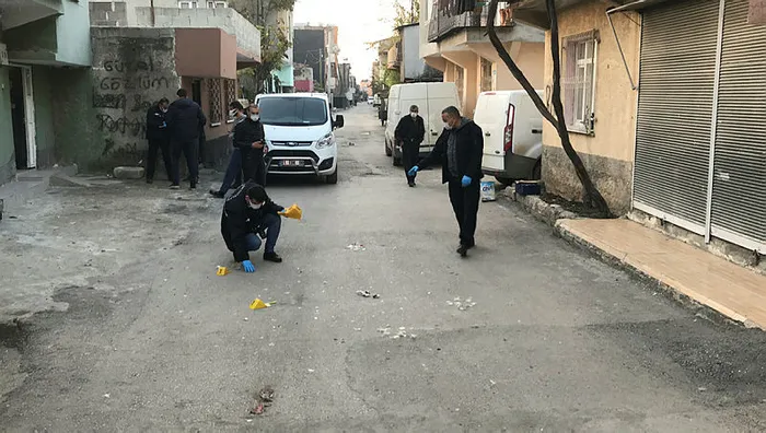 Adana’da sokakta ses bombası patladı - 1