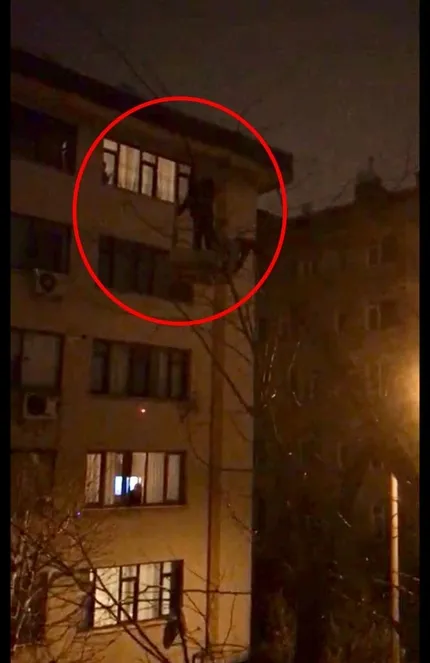 vinc-kiraladi-ellerinde-ciceklerle-6-kata-cikti-etilerde-eski-es-krizi-1595512303748.jpg Vinç kiraladı ellerinde çiçeklerle 6. kata çıktı! Etiler'de eski eş krizi - 2