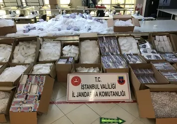 İstanbul'da dev operasyon! Piyasa değeri 1 milyon lira olan yüz binlerce maske ele geçirildi