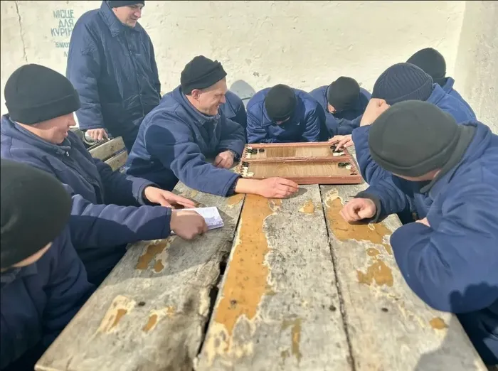 rus-askerlerinin-tutuldugu-esir-kampi-goruntulendi-carpici-kareler-1741003796572.jpg Foto: Caitlin Doornbos/NY Post