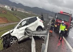 Otomobile saplanan bariyer can aldı