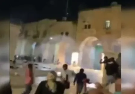 Son dakika: İsrail polisinden Mescid-i Aksa'da cemaate alçak saldırı - 2