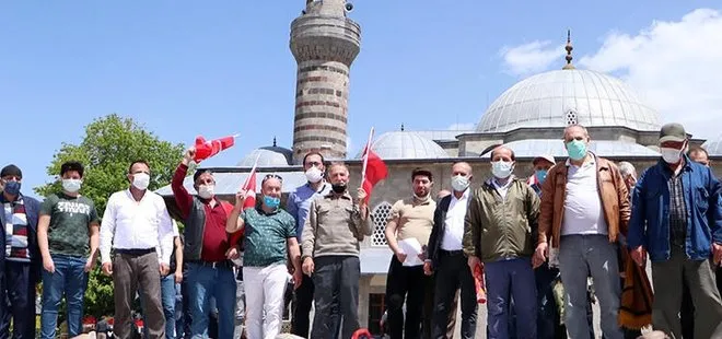 Erzurum’da toplanan vatandaşlar ayakkabılarını fırlatarak İsrail’e tepki gösterdi