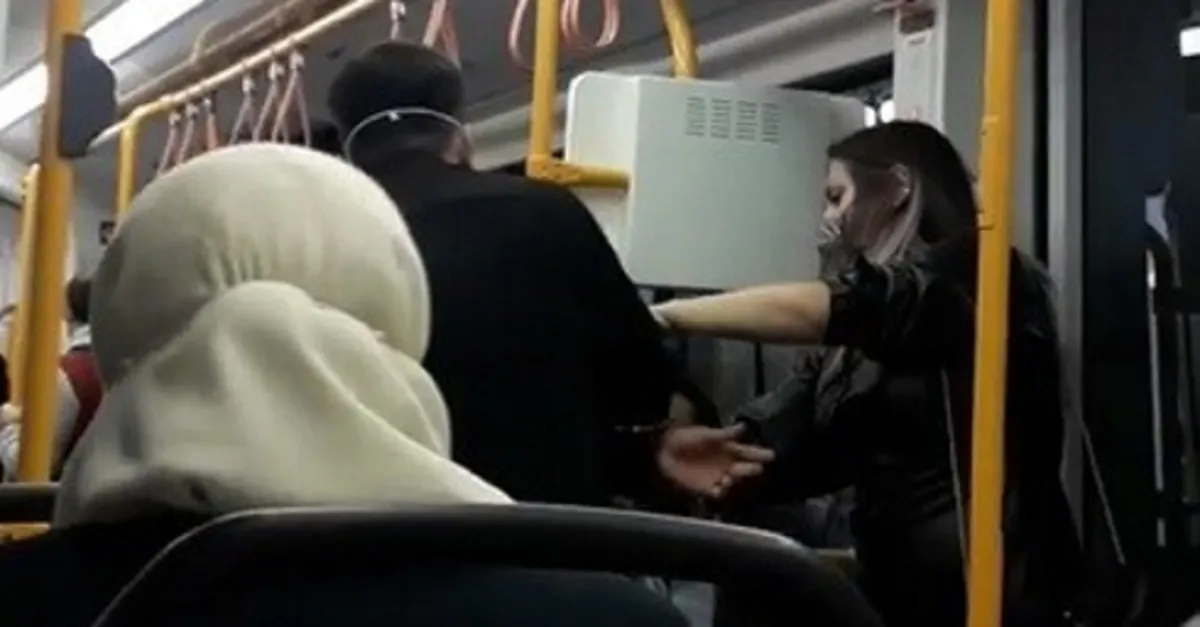 Metroda "neden sarılıyorsunuz" kavgası kamerada! Genç sevgilileri uyarınca...
