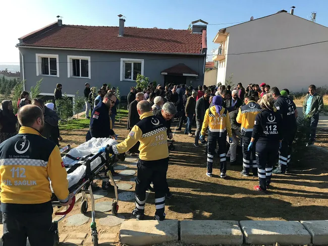 Uşak'ta yangın: 3'ü çocuk 4 kişi hayatını kaybetti - 1