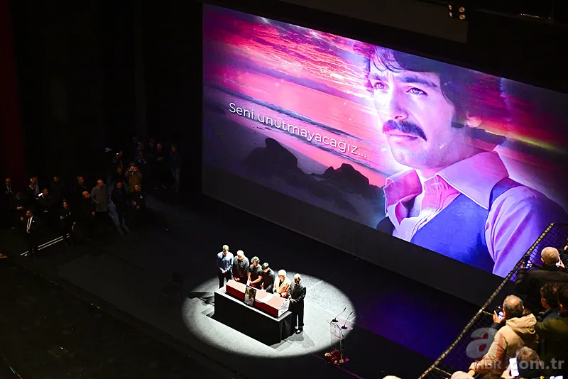 Ferdi Tayfur'a veda! Hayranları akın etti! Usta sanatçı son yolculuğuna uğurlandı 1