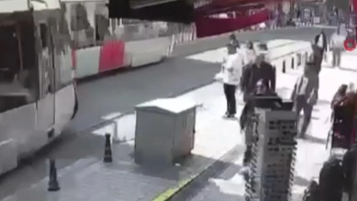Tramvay yayaya çarptı! Korku dolu anlar kamerada