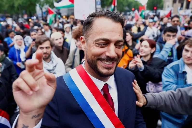 fransada-secimlere-israil-mudahalesi-iddiasi-ortaligi-karistirdi-1778924229453.jpg Fransa'nın başkenti Paris'in merkezinde, 29 Mayıs 2024 tarihinde düzenlenen Filistin yanlısı protestoya La France Insoumise (LFI) partisinin milletvekili Sebastien Delogu katılıyor. (AFP)