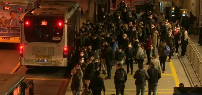 Zincirlikuyu metrobüs durağındaki yoğunluk İstanbulluları çileden çıkardı
