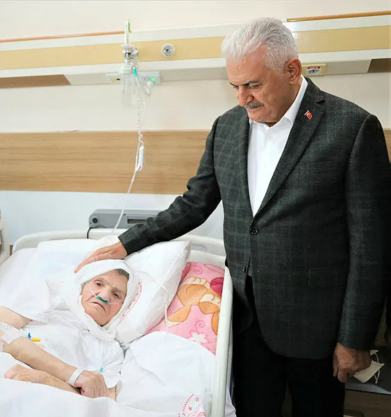 ak-parti-genel-baskanvekili-binali-yildirimin-annesi-fahriye-yildirim-topraga-verildi-1678890987844.jpg AK Parti Genel Başkanvekili Binali Yıldırım'ın annesi Fahriye Yıldırım toprağa verildi - 2