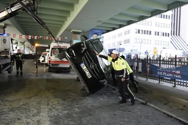 hasta-almaya-giden-ambulansla-minibus-carpisti-3-yarali-1710751938173.jpeg Hasta almaya giden ambulansla minibüs çarpıştı: 3 yaralı - 1