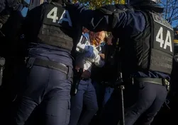 Fransa’daki lise eylemlerinde polis şiddeti: Bir genç elini kaybetti, diğeri gözünü! Çenesi kırılan da var