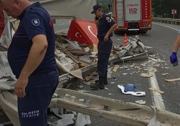 Balıkesir'de feci kaza! Devrilen TIR'ın sürücüsü öldü
