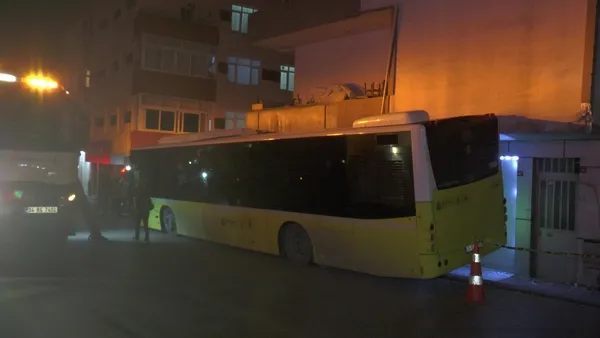 bir-iett-faciasi-daha-pendikte-otobus-kaldirimla-evin-balkonu-arasina-sikisti-1640159344996.jpg Bir İETT faciası daha! Pendik’te otobüs kaldırımla evin balkonu arasına sıkıştı - 4