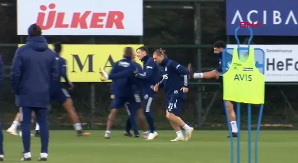 Son dakika: Fenerbahçe'nin yeni transferi Mesut Özil ilk idmanına çıktı - 1