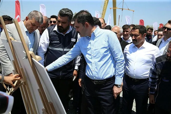 bakan-kurum-deprem-konutlari-icin-tarih-verdi-evine-girmeyen-depremzede-kalmayacak-1720368221005.jpeg Bakan Kurum deprem konutları için tarih verdi! Evine girmeyen depremzede kalmayacak - 6
