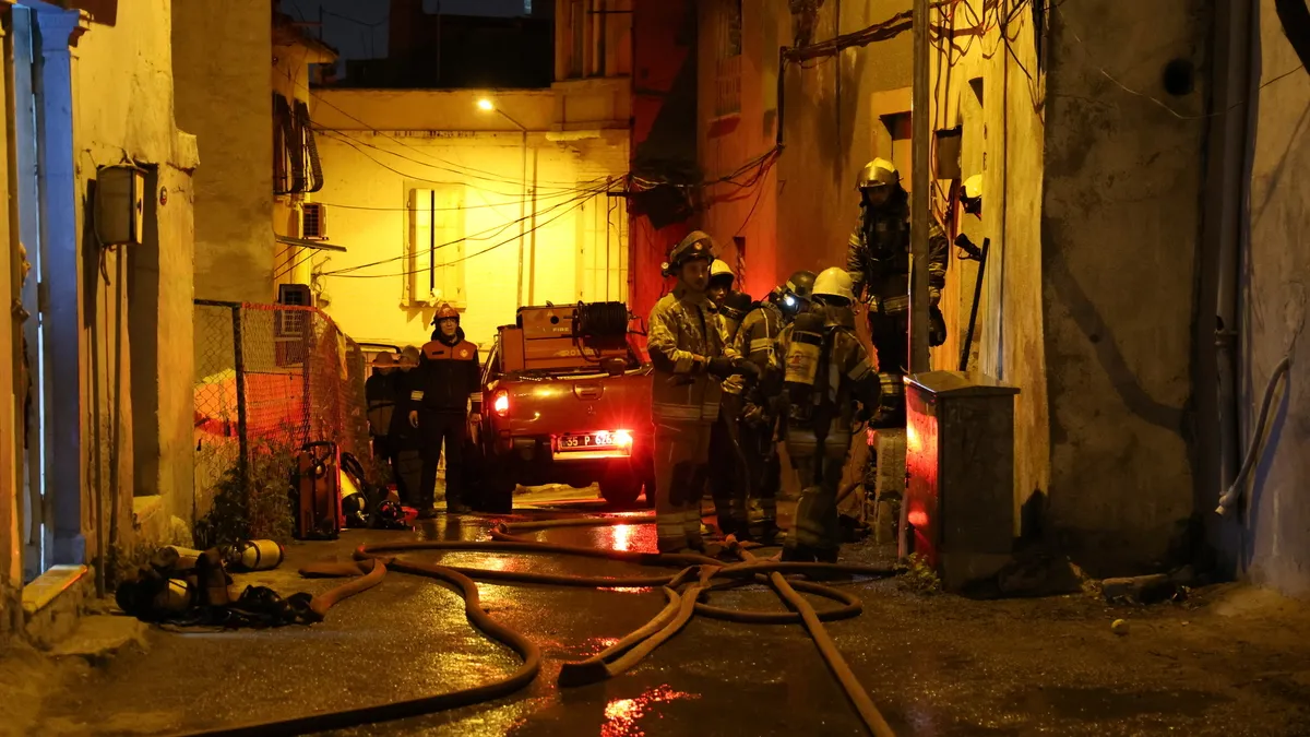 İzmir’de 2 katlı evde yangın paniği: Alevler kontrol altına alındı