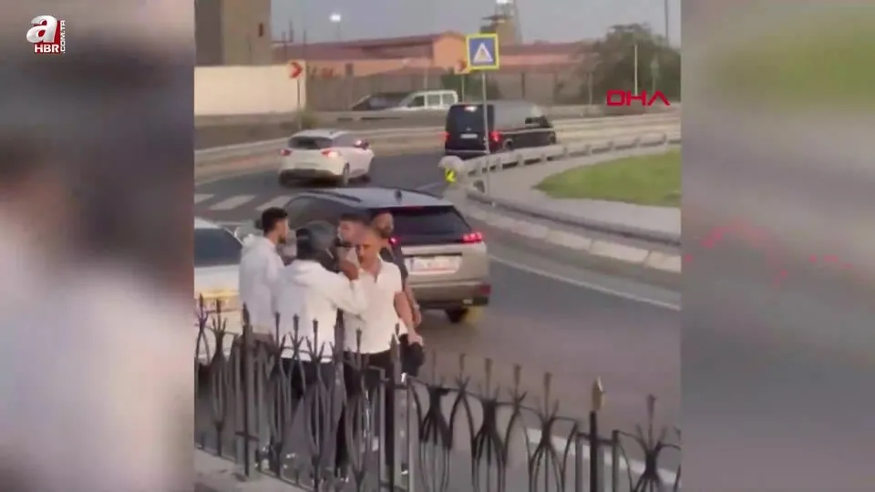 Kavgayı ayırmak isterken sinirlenip olaya dahil oldu
