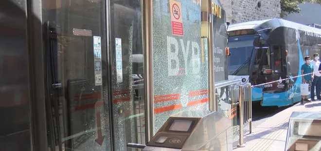 Feci olay! Tramvay ile durak arasına düştü