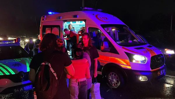 1661372233024.jpg Sakarya'da yolcu otobüsü kazası! TIR'a arkadan çarptı! Çok sayıda yaralı var - 5