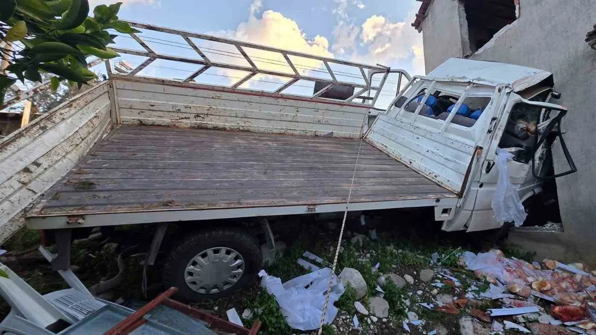 Kontrolden çıkan kamyonet eve çarptı: 1 ölü